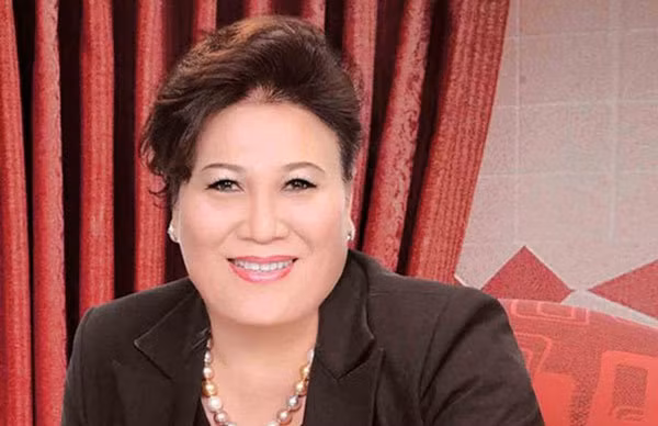 Nu dai gia cuoi Rolls-Royce, benh tat pha san, cuoi doi xo kham
