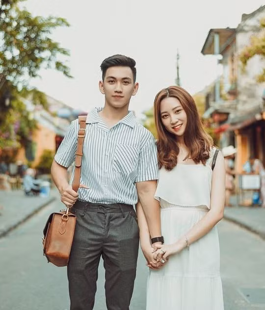 Cô sở hữu 1 kênh vlog để chia sẻ về cuộc sống học tập và làm việc tại Anh.