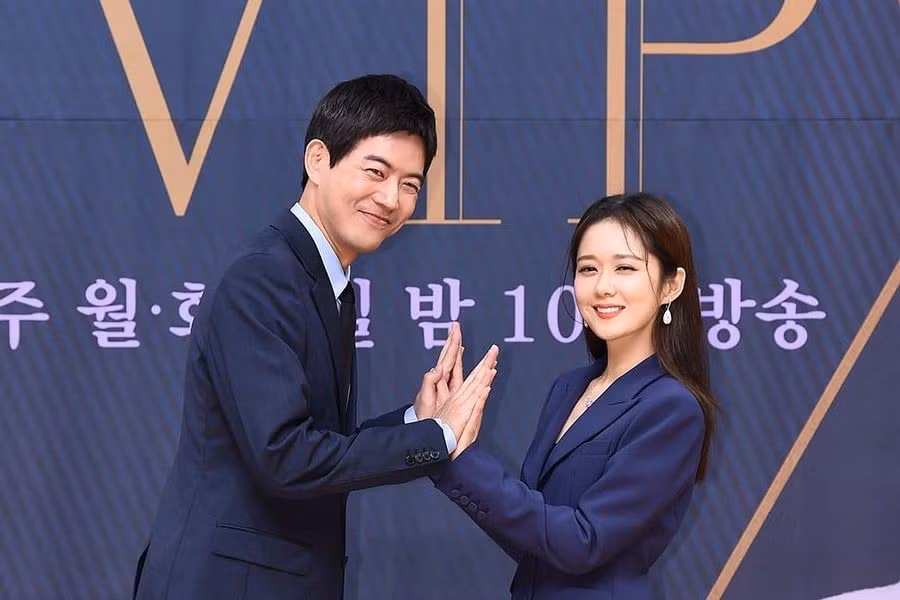 Phim của nữ diễn viên và Lee Sang Yoon đang nhận được những phản ứng tích cực của khán giả ngay từ tập đầu tiên. VIP là tác phẩm tiếp theo mà Jang Nara góp mặt sau thành công của Hoàng hậu cuối cùng.