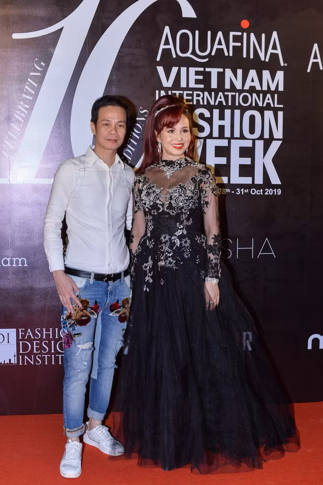 Hôm 29/10, Diệu Hoa xuất hiện trên thảm đỏ khai mạc Aquafina Vietnam International Fashion Week ở Hà Nội để ủng hộ nhà thiết kế Hoàng Hải. Hoa hậu 6X thu hút ống kính với bộ đầm dài đính đá lộng lẫy. Cô được khen đằm thắm, rạng rỡ sau nhiều năm đăng quang. Ảnh: Việt Hùng.