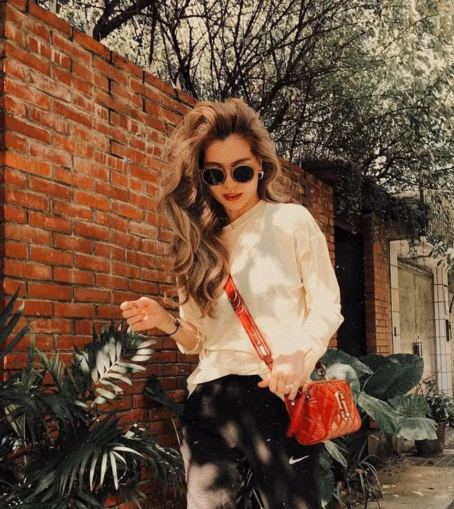 Bên cạnh công việc trong lĩnh vực nghệ thuật, cô còn sở hữu một shop phụ kiện thời trang online và là người mẫu quảng cáo cho các sản phẩm của mình. Hiện hot girl sinh năm 1990 đã là bà mẹ một con. Cô cũng thường khoe ảnh con trai kháu khỉnh trên trang cá nhân.
