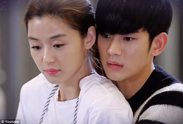 Nỗi chua xót của người phụ nữ qua một lần đò yêu trai trẻ tuổi Noi chua xot cua nguoi phu nu qua mot lan do yeu trai tre tuoi