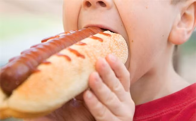 Loạt tác hại nguy hiểm của việc thường xuyên ăn sáng bánh mì Loat tac hai nguy hiem cua viec thuong xuyen an sang banh mi