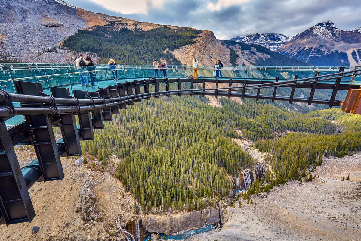 Cầu kính Glacier (Jasper, Canada): Nằm trong công viên quốc gia Jasper, Glacier Skywalk có thiết kế hình cung dài 400 m là điểm đến được nhiều du khách lựa chọn khi ghé Canada. Lối đi hình chữ U này nhô ra 30 m từ vách đá, mang đến cho bạn cơ hội nhìn thẳng xuống dòng sông băng tuyệt đẹp phía dưới và tận hưởng quan cảnh hùng vĩ xung quanh. Ảnh: Getty images.