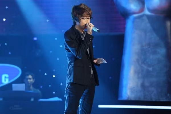 3. Bùi Anh Tuấn: Một 'hiện tượng' khác của The Voice mùa đầu tiên là chàng trai tài năng Bùi Anh Tuấn. Ghi điểm tại vòng Giấu mặt với ca khúc Nơi tình yêu bắt đầu, chỉ sau một đêm tên tuổi của Bùi Anh Tuấn nổi khắp giới trẻ. Bài hát anh thể hiện cũng trở thành hit trong thời gian dài. Dù phải dừng chân trước vòng Chung kết của cuộc thi nhưng chàng thí sinh đội Hồ Ngọc Hà đã sớm gây ấn tượng đẹp trong lòng khán giả.