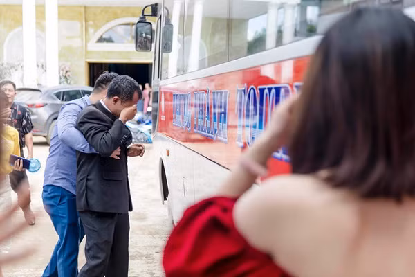"Con gái rượu" lấy chồng cách nhà 10km, cha ôm mặt khóc "cạn nước mắt" - Hình 3 Người cha khóc nức nở ngày con gái về nhà chồng.