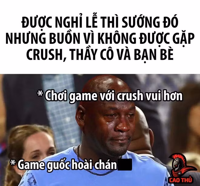 Nhưng với nhiều người khác, nghỉ ở nhà một ngày đồng nghĩa với việc không được tụ tập nói chuyện với bạn bè trên lớp hay không được gặp người mình "thầm thương trộm nhớ" ở chỗ làm. Ảnh: Cao thủ.