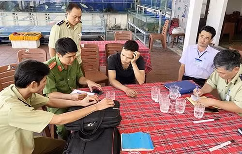 Tối ngày 7/2.2019, một nhóm du khách Malaysia đến Nha Trang đã tỏ ra vô cùng bức xúc khi phải trả đến hơn 9 triệu đồng cho bữa ăn tại một nhà hàng ở địa phương. Cụ thể, trong hóa đơn với thực đơn khoảng 10 món, chủ nhà hàng đã tính trứng xào cà chua có giá 500.000 đồng một đĩa, cơm trắng 200.000 đồng một phần, đậu bắp luộc 300.000 đồng...