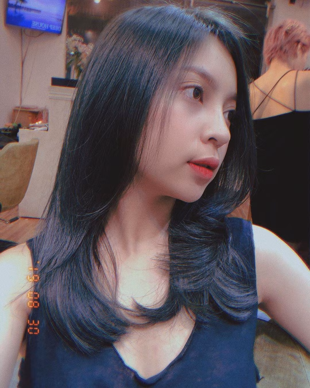 Dịp lễ này, Nhật Lê ở nhà đắp mặt nạ và "dạo chơi trên chiếc giường thân yêu". Cô còn chăm chỉ tương tác và trả lời câu hỏi được dân mạng gửi đến. Sau tin đồn chia tay cầu thủ Quang Hải, 9X đến từ Quảng Nam thường up status tâm trạng, buồn bã. Nhiều người đồn đoán đây cũng là lý do khiến cô chẳng màng đến chuyện chơi lễ.