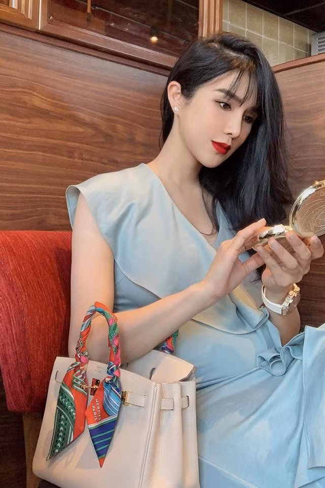 Diệp Lâm Anh nổi tiếng sành điệu, sở hữu nhiều hàng hiệu. Thông tin hậu trường cho hay gia đình chồng cô sở hữu 4 cửa hàng xe máy lớn ở Sài Gòn và nhiều bất động sản giá trị. Nữ diễn viên từng chia sẻ quen biết ông xã qua một nhóm bạn khi anh là du học sinh tại Canada. Cả hai có thời gian dài làm bạn trước khi quyết định hẹn hò.