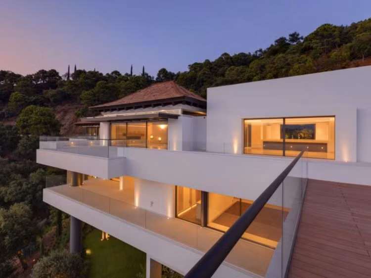 Biệt thự nằm trên diện tích rộng hơn 3.700 m2, trong đó căn nhà có diện tích hơn 1.200 m2. Dinh thự có tầm nhìn ngoạn mục ra biển Địa Trung Hải và dãy núi Monte Mayor. Ban công biệt thự rộng khoảng 700 m2. (Ảnh: Business Insdier)