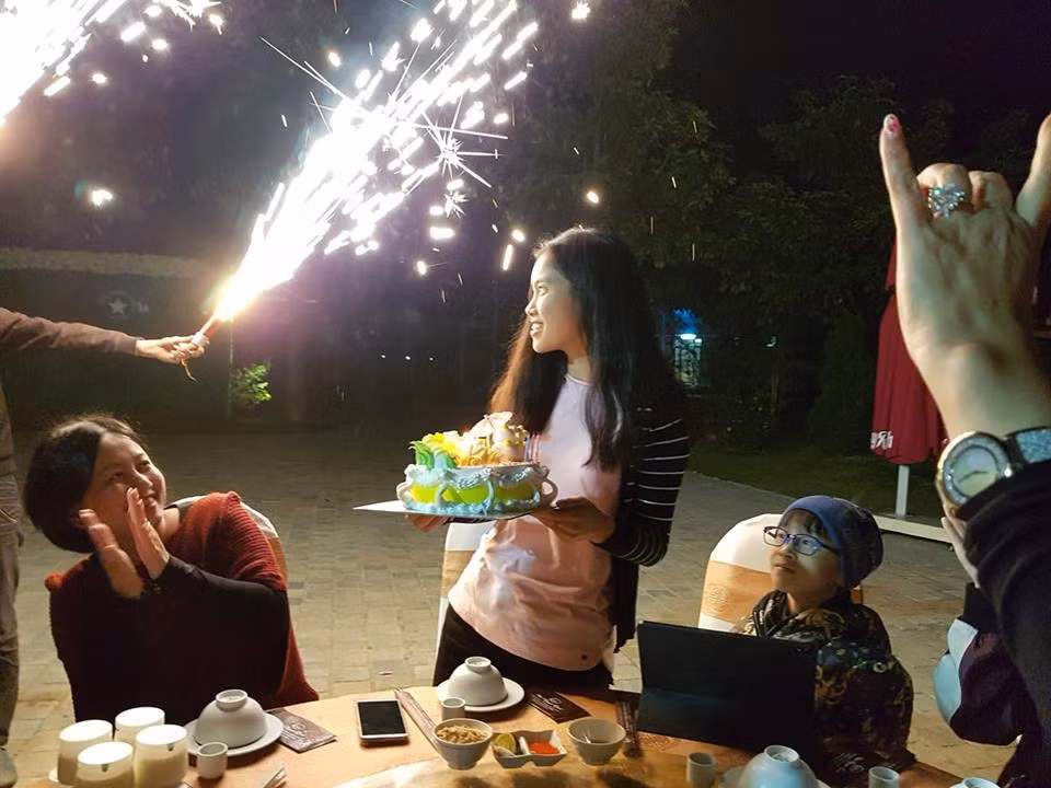 gia đình NSƯT Trung Anh và các đồng nghiệp tổ chức sinh nhật cho con gái út.