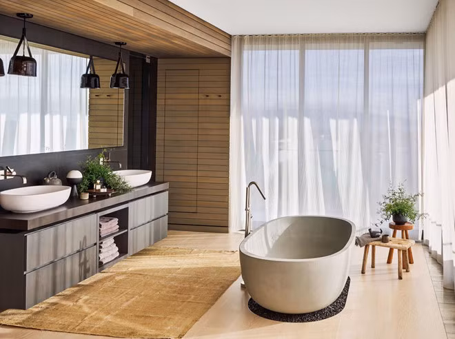 Phòng tắm chính thanh lịch, được trang bị đầy đủ, trông như một khu vực spa cao cấp, có thể giúp Maria Sharapova thư thái sau những trận tennis.