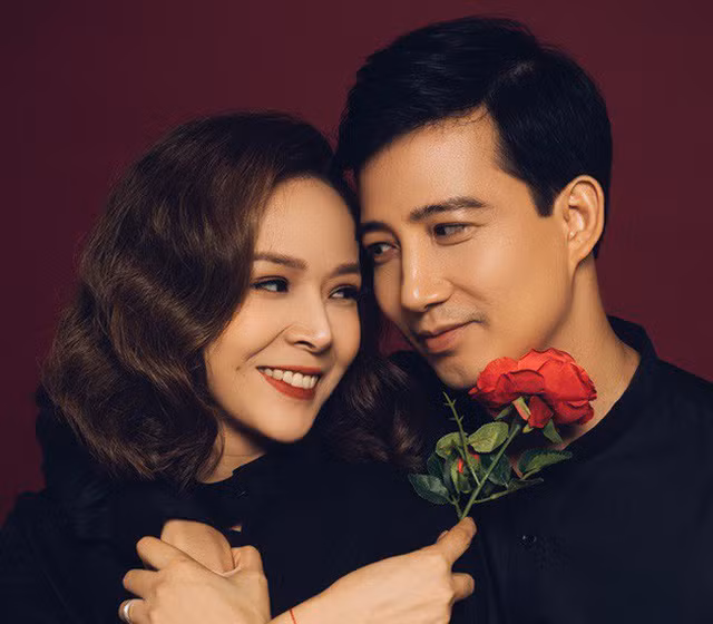 Lấy chồng cùng nghề, hơn 9 tuổi, Diễm Hương tự nhận mình may mắn vì chồng hiểu và chia sẻ công việc gia đình với vợ. Đôi khi còn chiều tính khí trẻ con, sở thích “đàn đúm” bạn bè. Diễm Hương vô tư còn Hồng Quang cầu toàn, chỉn chu. Diễm Hương mắc tật hay quên, Hồng Quang ví anh như "người dọn rác", luôn đi sau cô vun vén, thu xếp mọi thứ.