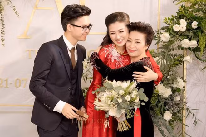 A hau Tu Anh lan dau tiet lo dieu soc ve chong thieu gia-Hinh-2