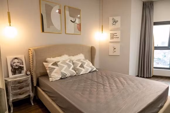 Căn hộ có 2 phòng ngủ được trang trí đơn giản nhưng vẫn đẹp dịu dàng.