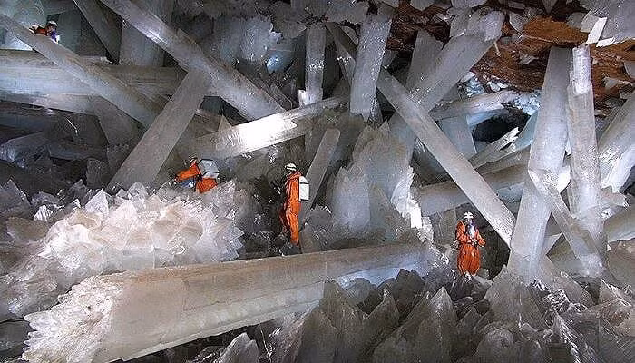 9. Hang pha lê khổng lồ Hang động khổng lồ Crystal tại mỏ Naica cũng là một trong những nơi kỳ lạ nhất trên Trái đất. Sâu trong ruột của Trái đất, những cột khoáng sản sáng bóng khổng lồ này đủ để khiến bạn cảm thấy ngột ngạt. Cấu trúc như ngà voi ma mút này đã phát triển bên dưới Mexico trong hơn 500.000 năm. Tất cả những người yêu thiên nhiên phải ghé thăm nơi này ít nhất một lần.