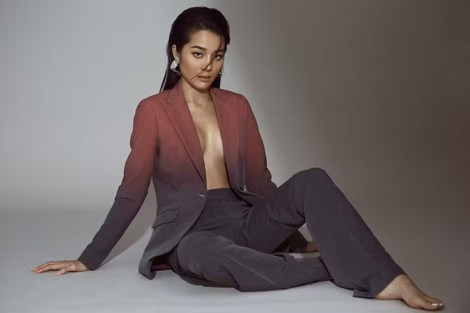 Karen Nguyễn cũng tiết lộ việc chăm chỉ tập luyện giúp cô cải thiện được ngoại hình, sức khỏe. "Trước đây, tôi không có một sức khỏe lý tưởng nhưng bây giờ đã có thể tập luyện những bộ môn như đấm đá. Bên cạnh đó, việc tập luyện cũng giúp bản thân có dáng đẹp, tự tin hơn khi chụp ảnh", "tiểu tam" trong MV của Hương Giang nói.
