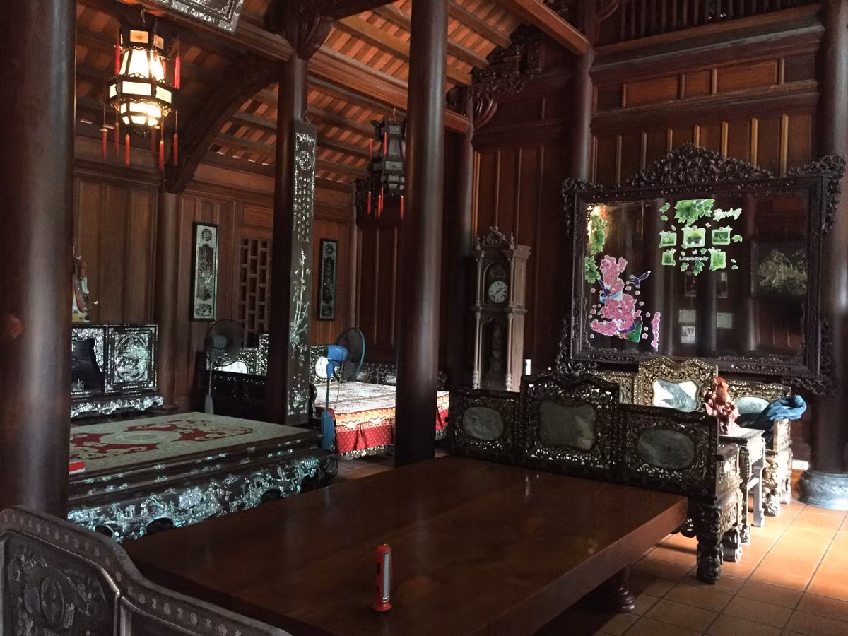 Chủ nhân của ngôi nhà cho hay, kể từ khi khởi công ngôi nhà cho đến khi hoàn thiện đã có hàng trăm đoàn khách đến chiêm ngưỡng, thăm quan. Người trong làng, ngoài xã hay ở địa phương khác đến ai nấy đều ngỡ ngàng trước độ hoành tráng, lối kiến trúc cổ của ngôi nhà.