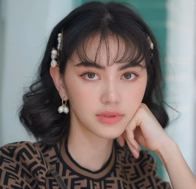 Mai Davika từng gây ấn tượng với người hâm mộ Việt Nam khi xuất hiện trong MV "Chạy ngay đi" của nam ca sĩ Sơn Tùng M-TP. Cô sở hữu gần 9,3 triệu lượt theo dõi trên Instagram.