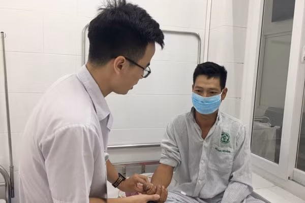 Một bệnh nhân sốt xuất huyết đang điều trị tại BV Bạch Mai.
