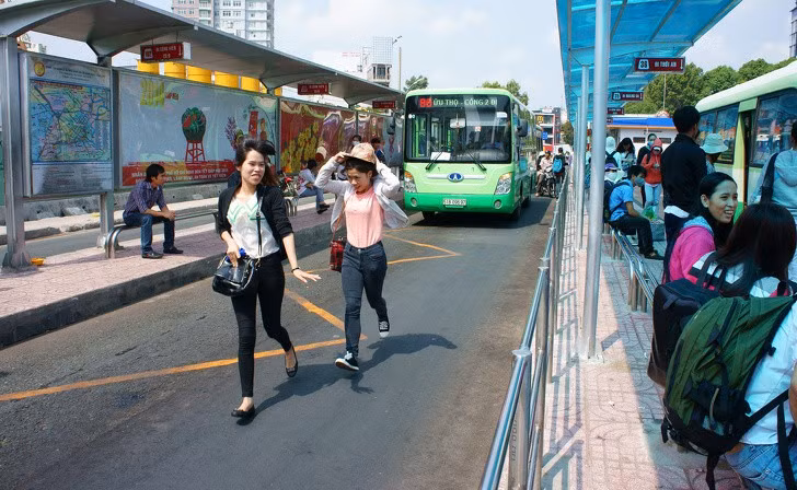 Quên tìm hiểu trước cách đến sân bay. Nếu bạn muốn đến sân bay bằng phương tiện giao thông công cộng, đừng quên tìm hiểu lịch trình từ trước. Một số tuyến không có xe chạy vào ban đêm, vì vậy bạn phải tìm cách khác để đến sân bay. Ở một số thành phố, có những chuyến tàu tốc hành chạy suốt 24 giờ để bạn lựa chọn, thay vì trả mức phí cao cho taxi.