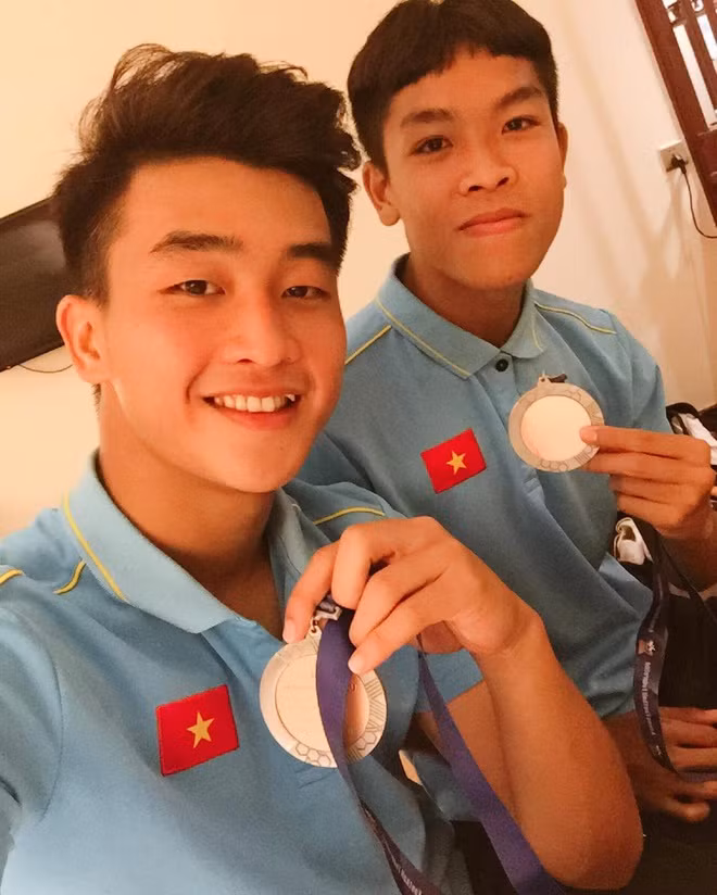 Ở đời thường, Danh Trung đốn tim fan nữ bởi ngoại hình soái ca và phong cách giống trai Hàn Quốc. Anh được nhiều người khen ngợi khi sở hữu chiều cao 1,75 m, đôi mắt một mí và nụ cười duyên. Ảnh: FBNV.