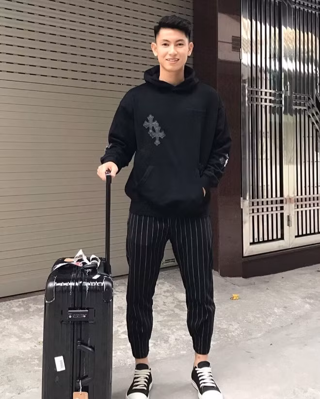 Hiện tại, Trọng Hùng vẫn được xếp vào danh sách cầu thủ độc thân khi chưa từng đăng hình chụp chung với cô gái nào tại trang cá nhân. Ngoài ra, theo lời HLV và đồng đội ở CLB Thanh Hóa, “Tý Anh” được nhận xét có tính cách hiền lành, khéo tay và hát khá hay. Ảnh: Instagram NV.
