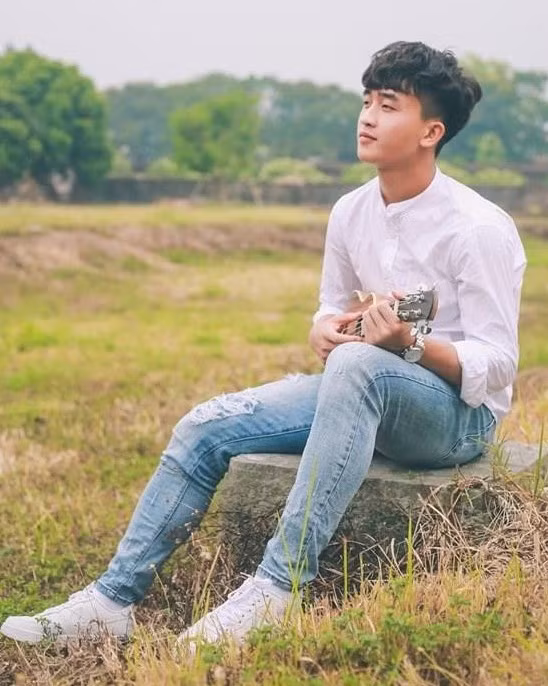 Bên cạnh đó, cầu thủ 19 tuổi còn sở hữu tài ca hát, có thể "cân" từ nhạc pop đến rap. Anh từng thực hiện video ca nhạc hồi cuối tháng 5. Trong video, Danh Trung tự tin khoe giọng hát ổn cùng diễn xuất khá tự nhiên. Ảnh: Instagram NV.