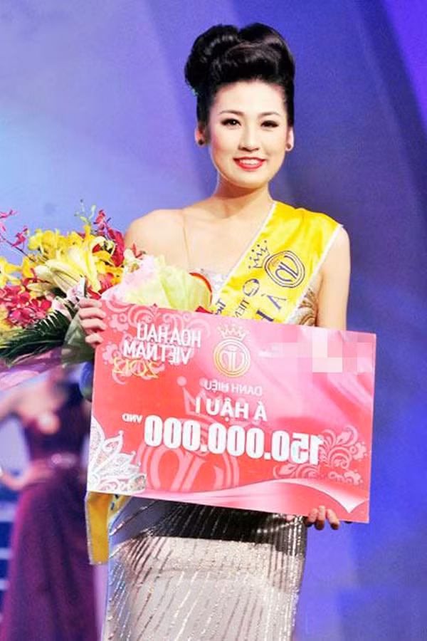 Hon nhan vien man voi chong giau kem tuoi cua a hau Tu Anh