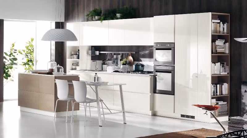 Căn bếp tuy nhỏ nhưng vẫn đảm bảo được sự hài hòa giữa vị trí người đứng nấu với 3 đỉnh tam giác vàng trong bếp gồm tủ lạnh, bếp và chậu rửa bát.