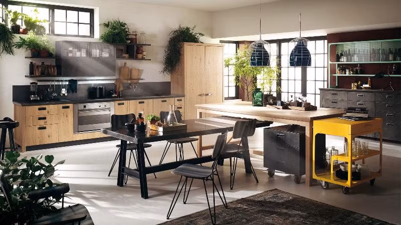 Căn bếp sử dụng bàn ăn thông minh kéo ra từ đảo bếp giúp tiết kiệm tối đa diện tích.
