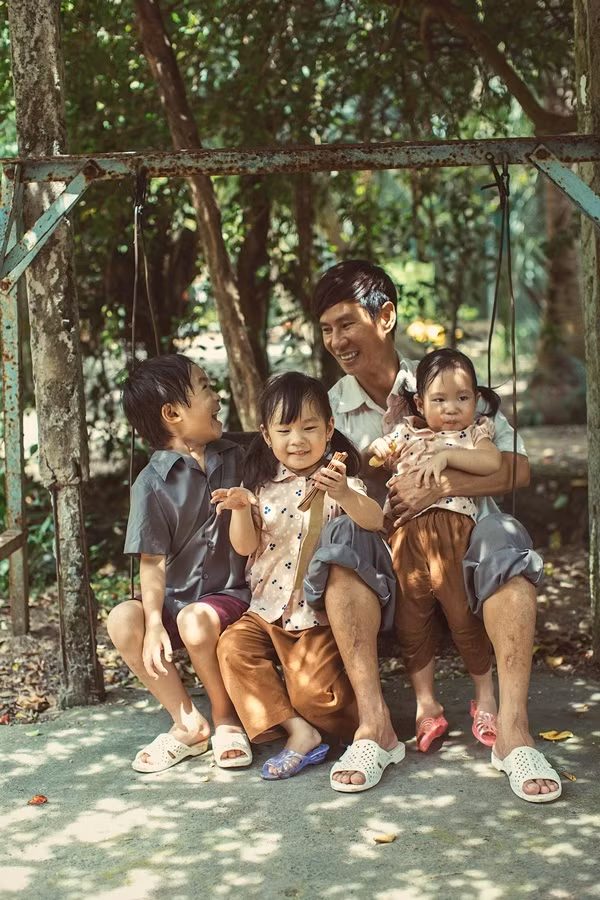 Lý Hải từng chia sẻ, nhà lầu xe hơi với anh không quá quan trọng. Nếu kẹt xe anh vẫn có thể bắt xe ôm đi làm như thường.