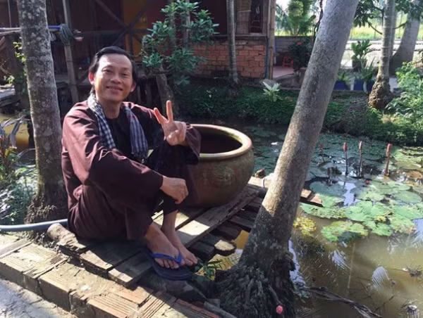 Anh luôn xuất hiện với bộ quần áo bà ba quen thuộc, cứ bình dân, giản dị như một người nông dân chăm chỉ. Gần đây, nghệ sĩ Hoài Linh gần như vắng mặt trong các gameshow thực tế. Anh tập trung lui về chăm sóc khu nhà thờ tổ và vui vẻ với cuộc sống điền viên.