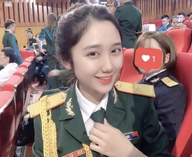 Nguyễn Nga (21 tuổi) là sinh viên khoa Thanh nhạc. 9X được chú ý khi bức ảnh mặc quân phục lan truyền trên mạng xã hội. Nhiều người ưu ái gọi cô bằng cái tên "hot girl quân nhân".