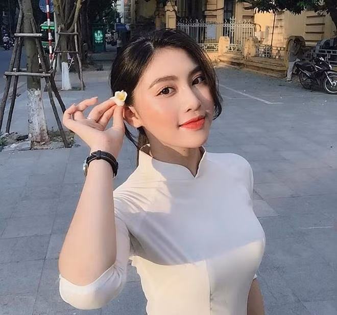 Sau khi tốt nghiệp, nữ sinh quê Hà Tĩnh muốn chuyển hướng sang học diễn xuất. Nhờ vẻ ngoài xinh xắn cùng thân hình chuẩn, Linh hiện làm mẫu ảnh và tham gia diễn xuất trong một số phim ngắn. Cô chia sẻ mình sẵn sàng thử sức với các cuộc thi nhan sắc nếu có cơ hội.