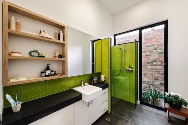 Trần khu vực nhà bếp và phòng ăn có thiết kế đặc biệt khi dốc về một bên, điều này tạo ra một hệ thống thông gió tự nhiên cho ngôi nhà.