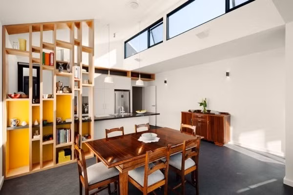 Jill’s House được thiết kế sao cho đem lại sự gần gũi, thoải mái. Căn nhà được mở rộng ra bên ngoài với cửa ra vào lớn, tạo không gian mở đem ánh sáng tràn vào. Nội thất trong nhà khá gọn nhẹ đơn giản. Tường nhà sử dụng vật liệu bền, tuổi thọ cao, với màu trắng trang nhã có tác dụng tạo cảm giác mở rộng hơn về không gian.