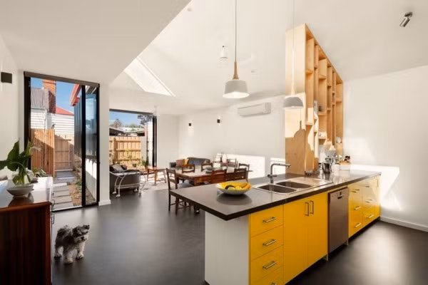 Mặc dù các mặt xung quanh đa phần là các bức tường nhưng Jill’s House vẫn đem lại cảm giác thoải mái cho người cư ngụ thông qua hệ thống cửa sổ kính điện tử có thể điều khiển gắn trên trần.