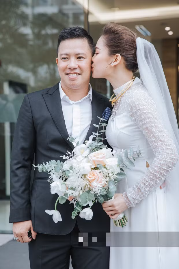 Giang Hong Ngoc phan tran giua on ao vay cuoi 