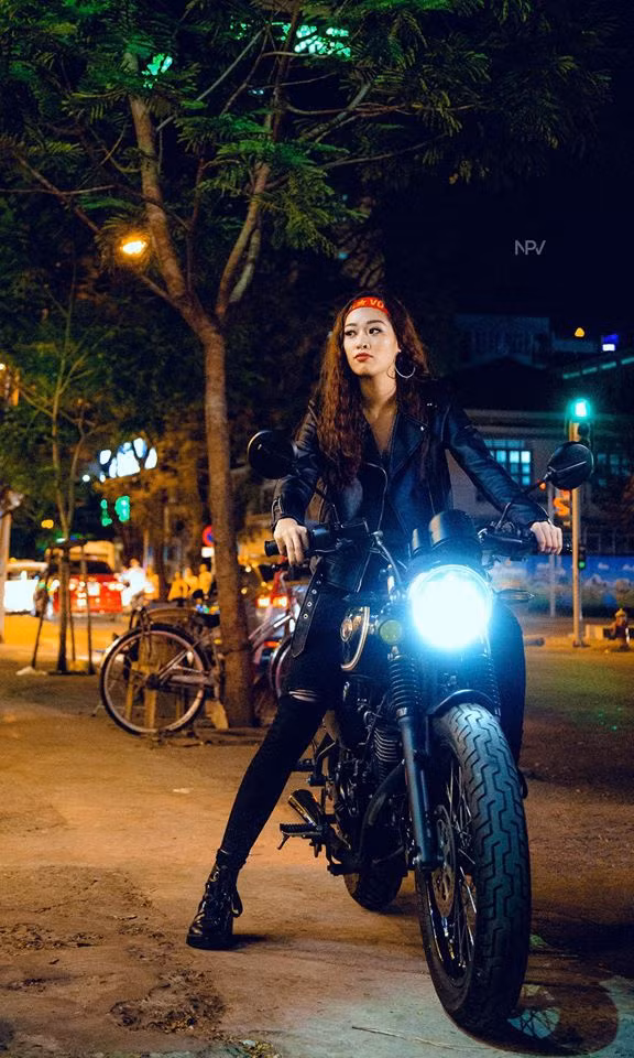 Trên trang cá nhân, Khánh Vân đăng tải hình ảnh lái xe môtô, đi bão mừng chiến thắng của đội tuyển Việt Nam vào năm 2018. Bạn bè nhận xét hoa hậu cá tính, ngầu nhưng vẫn rất dễ thương.