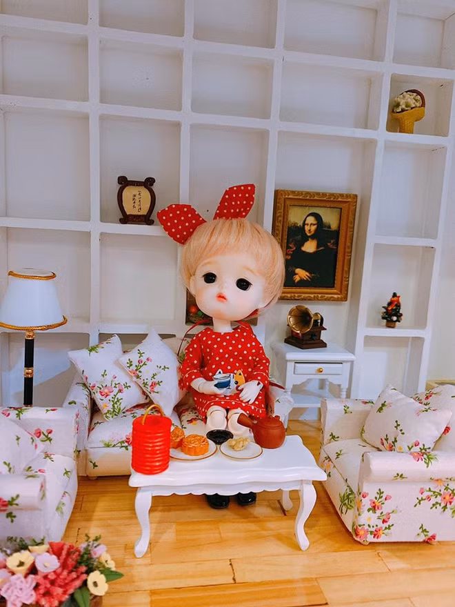 Một trong những thú vui ngộ nghĩnh của Khánh Vân là chơi búp bê. Người đẹp sở hữu bộ sưu tập búp bê đáng yêu. Cô thường xuyên may vá, sắp đặt các mô hình cho búp bê vô cùng dễ thương.