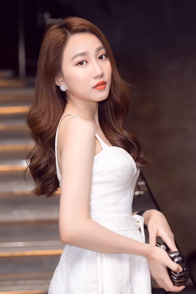 Có sự nghiệp thành công, cuộc sống viên mãn song hiện tại Huỳnh Hồng Loan vẫn độc thân. Người đẹp cho biết, cô muốn tập trung trước mắt cho sự nghiệp và công việc kinh doanh.