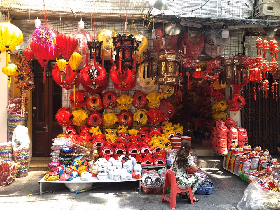 Theo quan sát, dễ dàng nhận thấy còn rất ít cửa hàng bán đồ vàng mã. Thay vào đó là các cửa hàng bày bán đồ phục vụ Tết Trung thu. Nhiều tiểu thương tại đây tiết lộ, người dân giờ đã quan niệm khác, không còn chuộng mua sắm "hàng khủng" cho ngày lễ Vu lan nữa nên nhu cầu mua sắm giảm hẳn. "Nhiều người bây giờ cho rằng đốt vàng mã là lãng phí, gây mất vệ sinh môi trường. Hơn nữa, báo hiếu cha mẹ, tổ tiên là phải từ tâm, chứ không chỉ là mua sắm lễ lớn. Do đó, ngày càng ít người sắm vàng mã cầu kỳ như trước", một chủ quán nói.