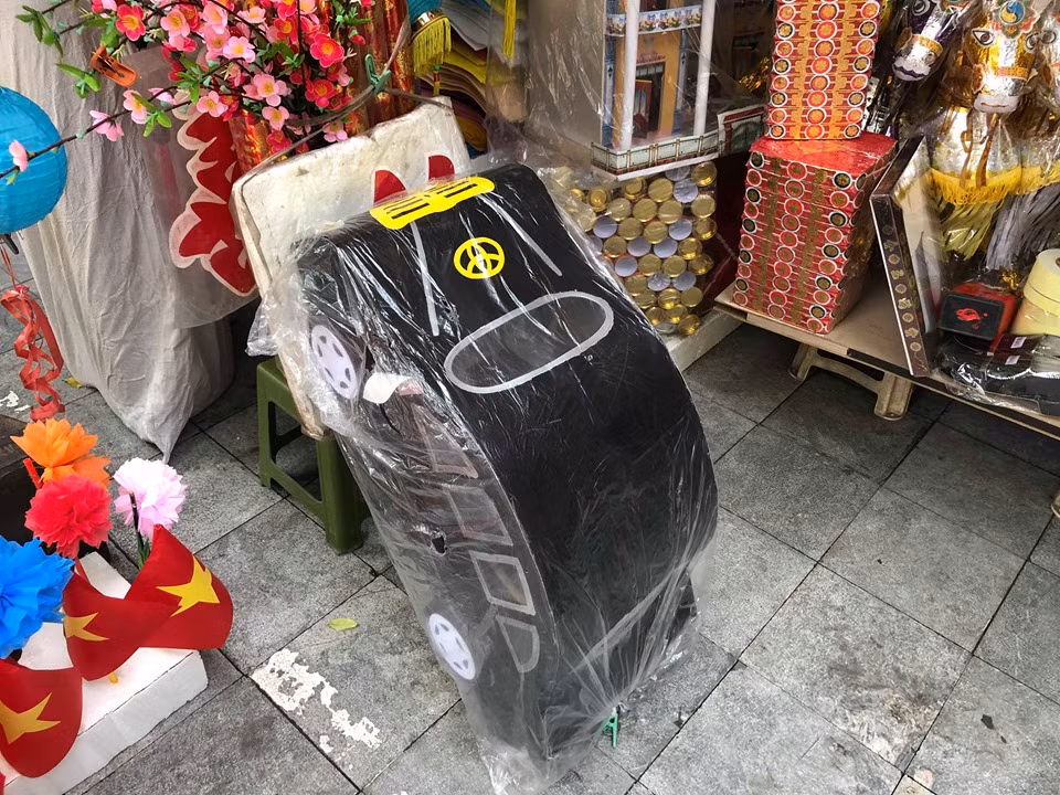 Các mặt hàng vàng mã đồ sộ, "xa xỉ" trước kia như ôtô, biệt thự, xe máy... không còn nhiều nữa.