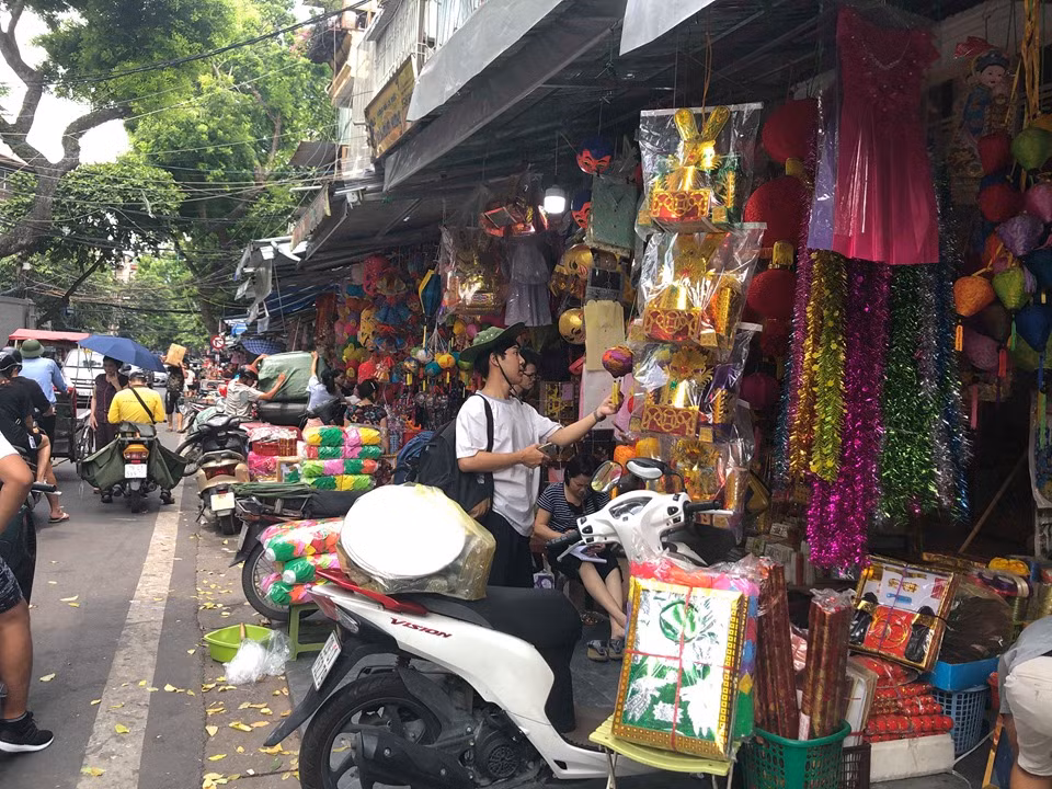 Rằm tháng 7 (còn gọi là Tết Vu lan) hằng năm luôn là dịp mà các mặt hàng vàng mã được mua bán tấp nập nhất. Với quan niệm "trần sao âm vậy", không ít người rất cầu kỳ trong việc mua sắm đồ lễ cho "người âm". Tuy nhiên, theo khảo sát của PV, tình hình năm nay hoàn toàn khác. Tại phố Hàng Mã, Hà Nội, nơi tập trung nhiều cửa hàng kinh doanh đồ cúng lễ, không khí khá trầm lắng, dù chỉ còn 2 ngày nữa là đến ngày rằm.