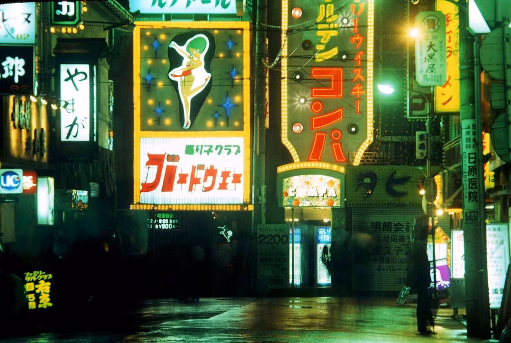 Khu Kabukicho với những ánh đèn neon nổi tiếng vào năm 1977. Hiện tại tất cả những ánh đèn neon này đã được thay thế bằng đèn LED. Ảnh: Greg Girard.