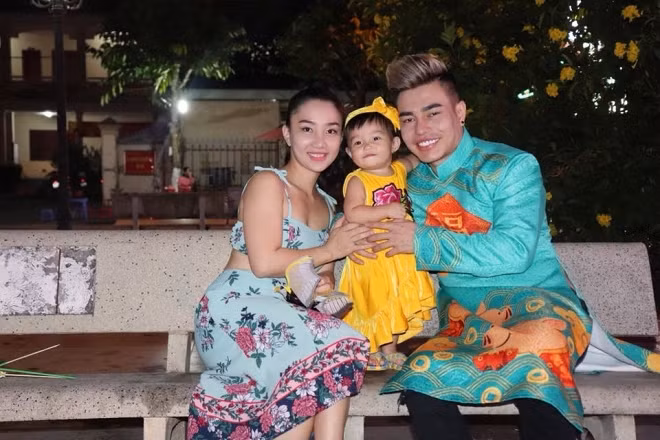 Bà xã Quỳnh Anh được biết là quản lý kiêm luôn tài xế của Lê Dương Bảo Lâm. Sau nhiều năm sống nhà thuê, cuối cùng vợ chồng anh cũng đã được ở trong tổ ấm mới khang trang hơn.