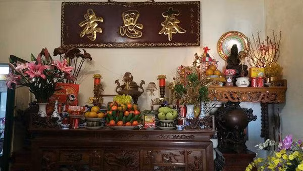 Ngay Ram, nen thap tren ban tho bao nhieu nen huong de thu hut tai loc