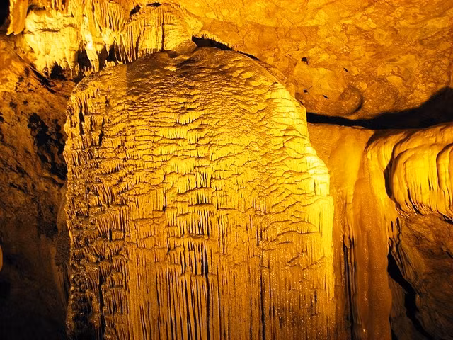 Với không gian rộng lớn, cùng với những thạch nhũ kỳ ảo khiến động Ngườm Ngao được mệnh danh là hang động đẹp nhất Việt Nam. Với nhiệt độ luôn ổn định trung bình từ 18 đến 25 độ C. Nếu đi vào mùa hè, động này sẽ mang đến cho bạn cảm giác mát mẻ, còn vào mùa đông thì lại ấm áp.